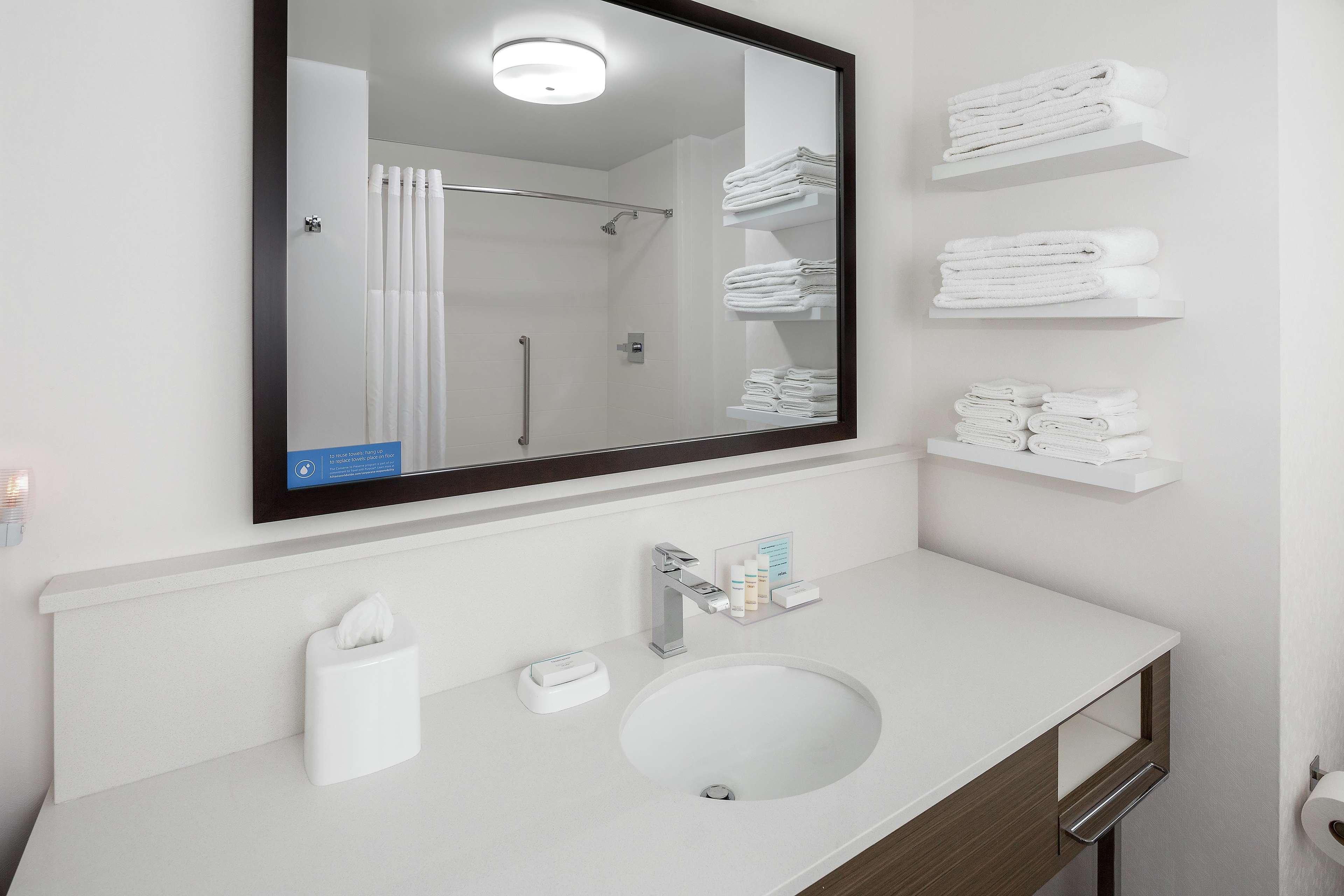 غرفة بسرير مزدوج، Hampton Inn and Suites San Diego Airport Liberty Station 2/2