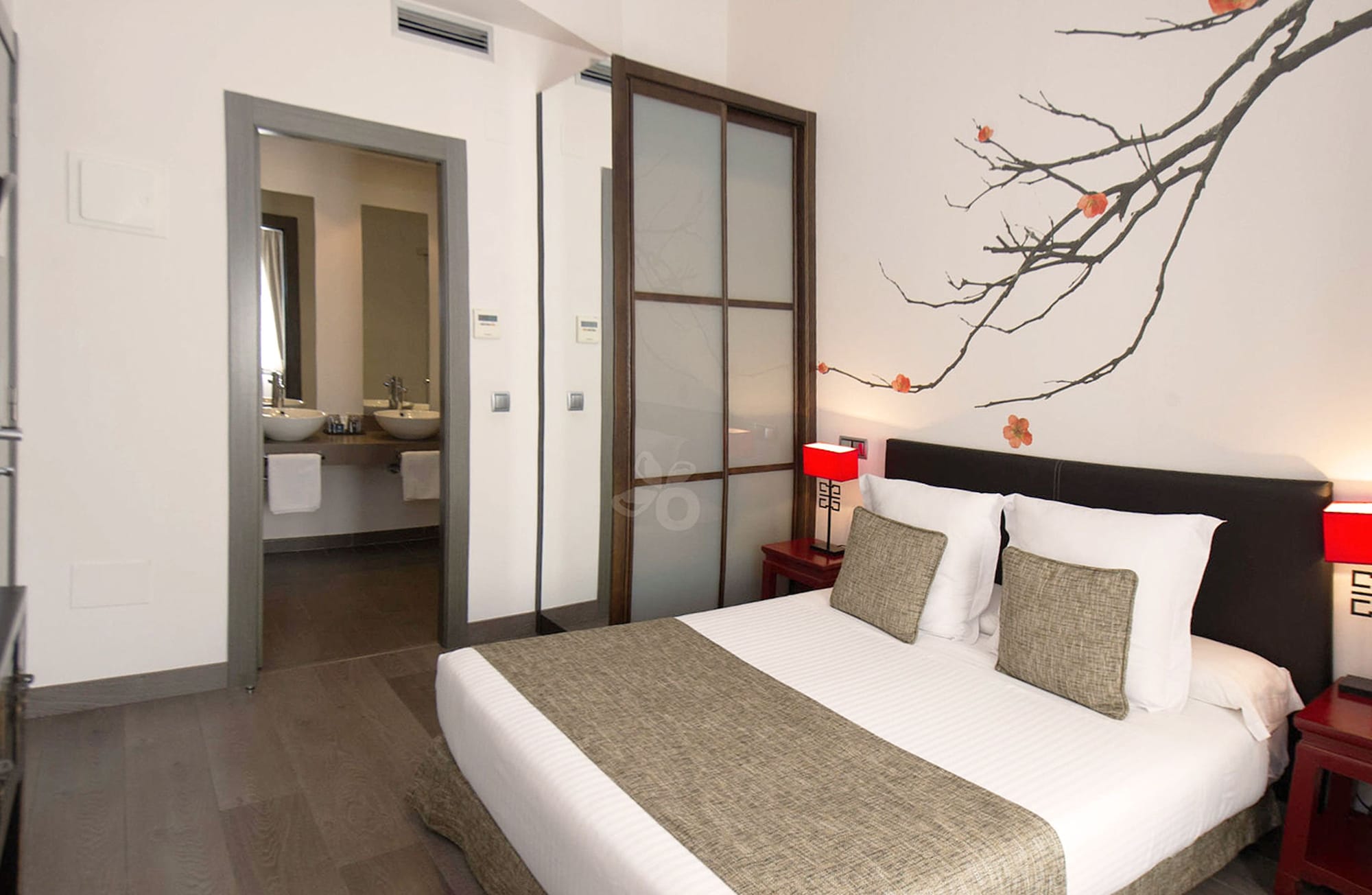 ROOM, DOUBLE BED