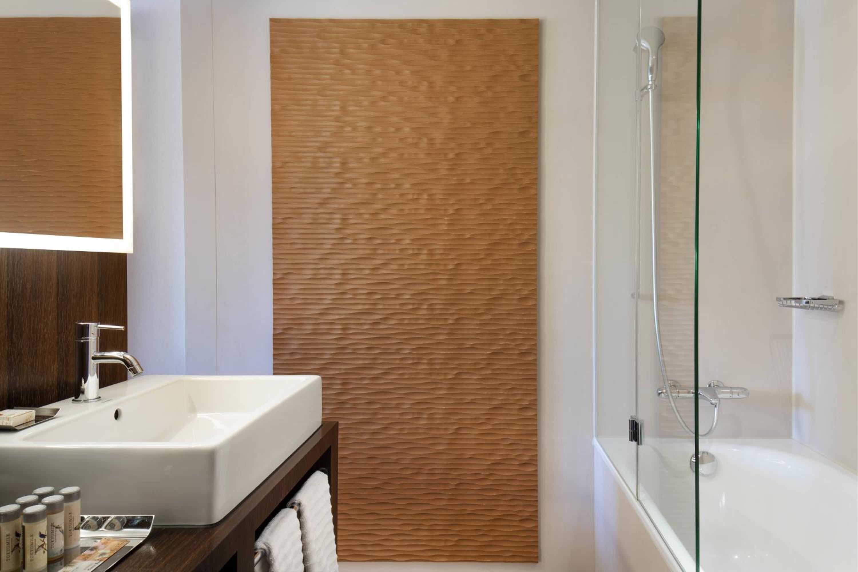 غرفة عائلية بسريرين مزدوجين بإطلالة على المدينة مع أريكة، RENAISSANCE ZURICH TOWER HOTEL 7/7