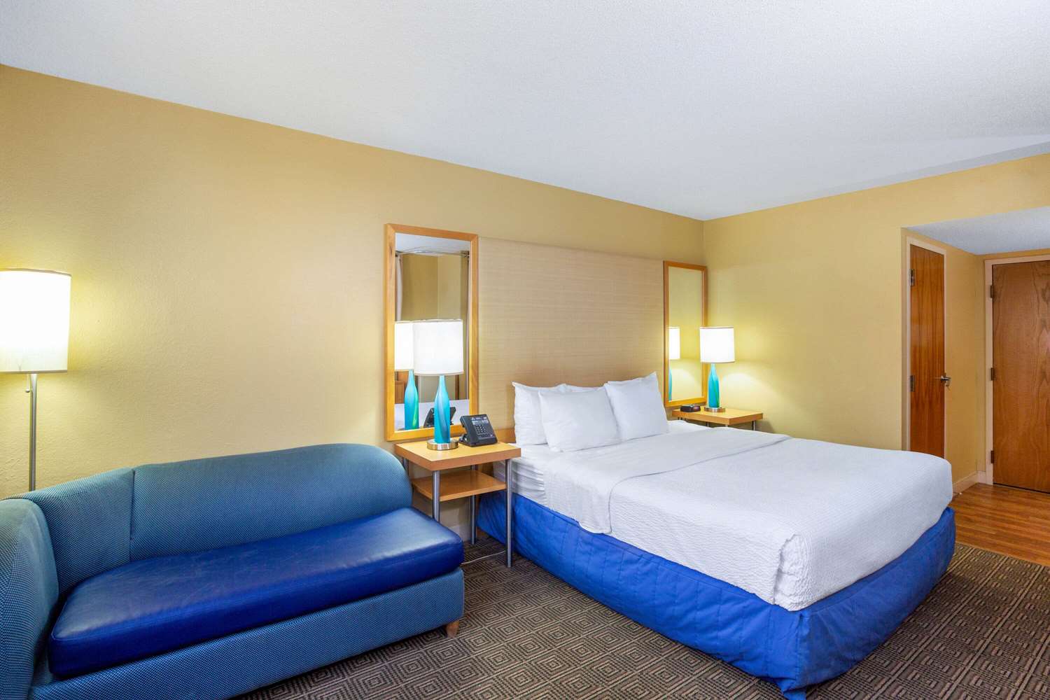 La Quinta Inn & Suites by Wyndham Sarasota Downtown 9/52