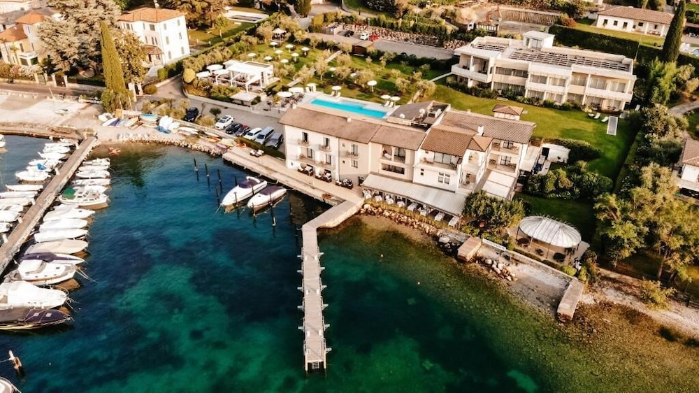 Bella Hotel & Restaurant 47/55