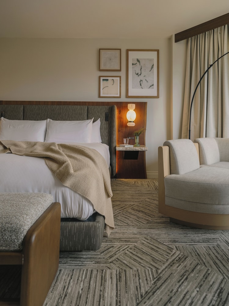 STUDIO, SUITE, KING BED, PEAK VIEW