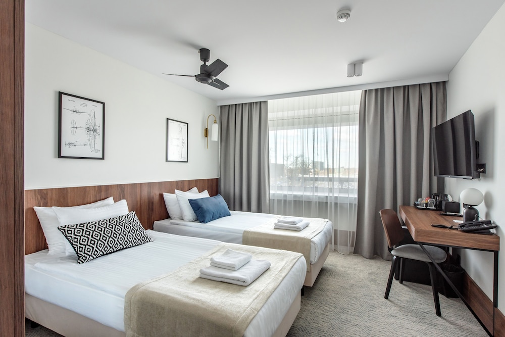 BUSINESS, TWIN BEDS