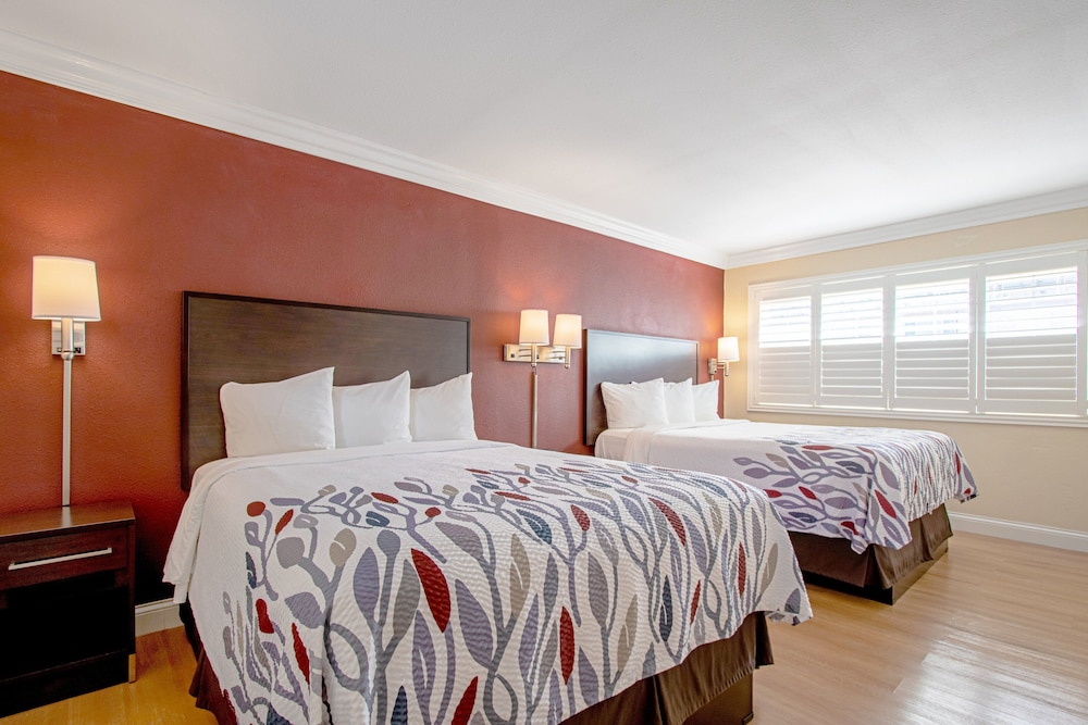 Red Roof Inn & Suites Monterey 13/35