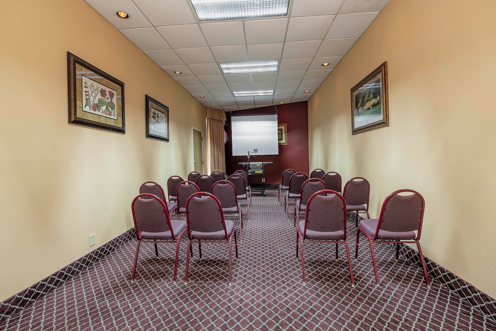 Red Roof Inn and Suites Macon 61/71