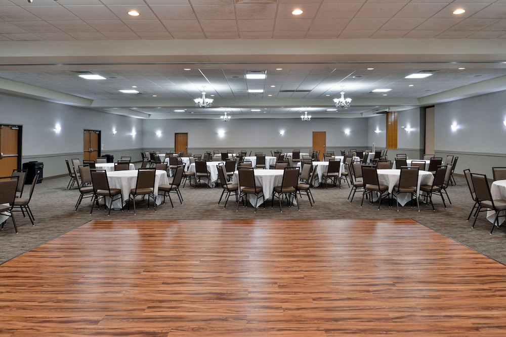 Comfort Inn And Suites Madison North 19/45