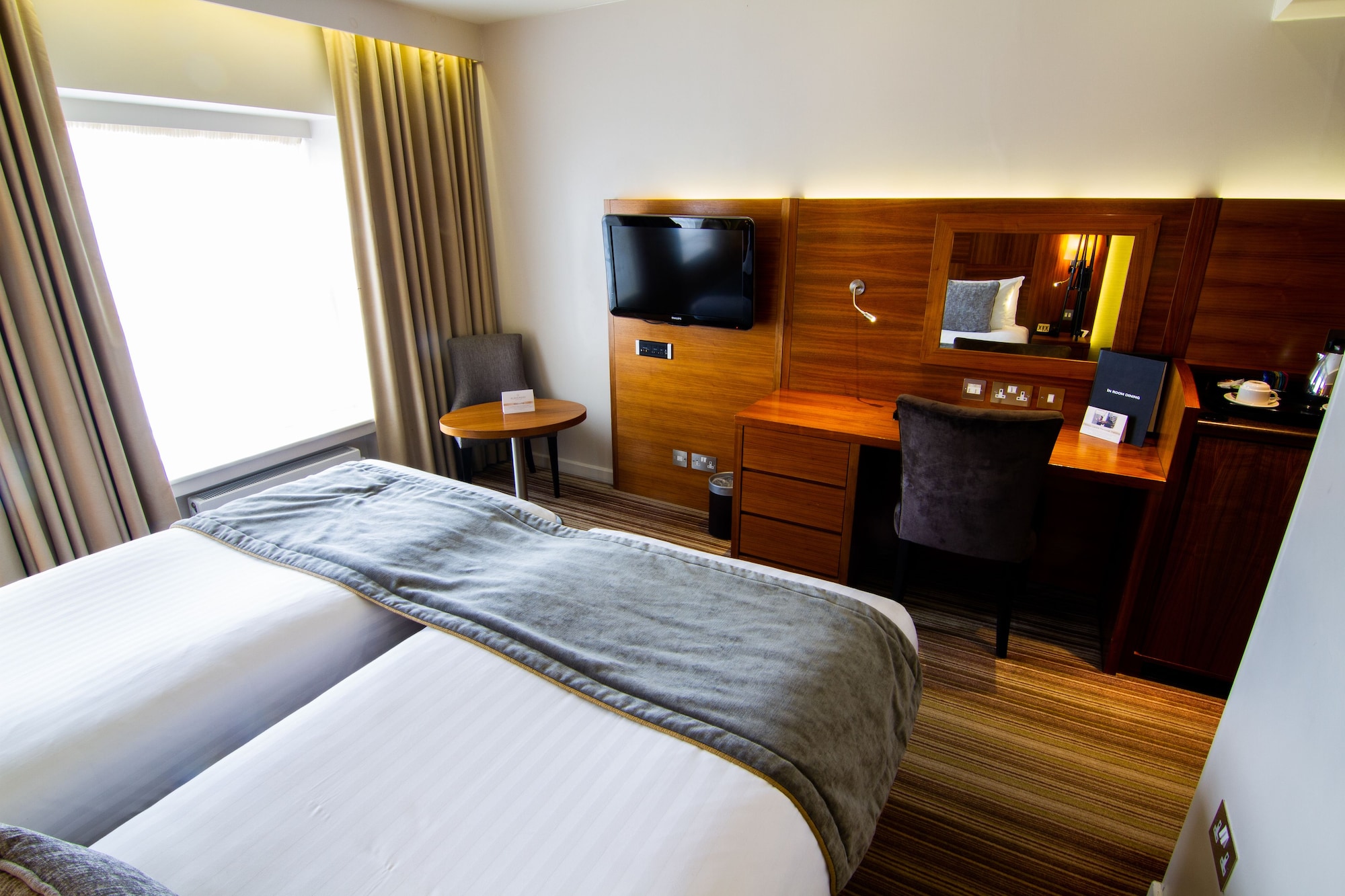 CLUB, TWIN BEDS
