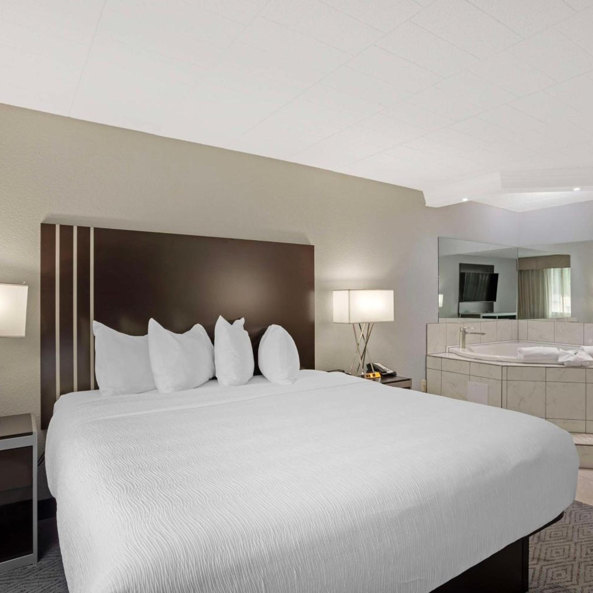 غرفة بسرير كينج بجاكوزي، Best Western Plus Reading Inn & Suites 2/9