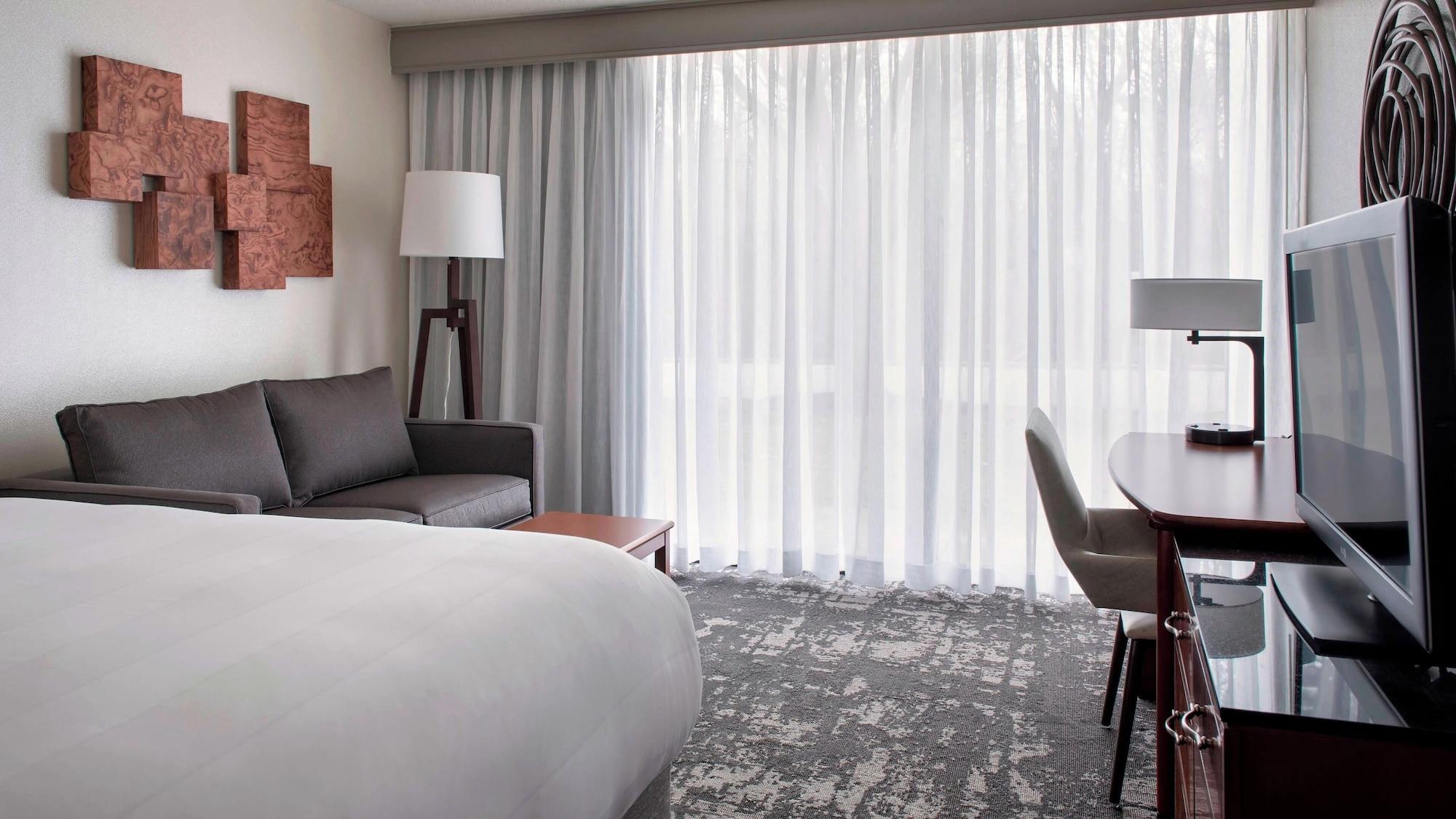 Club, King Bed, Balcony
