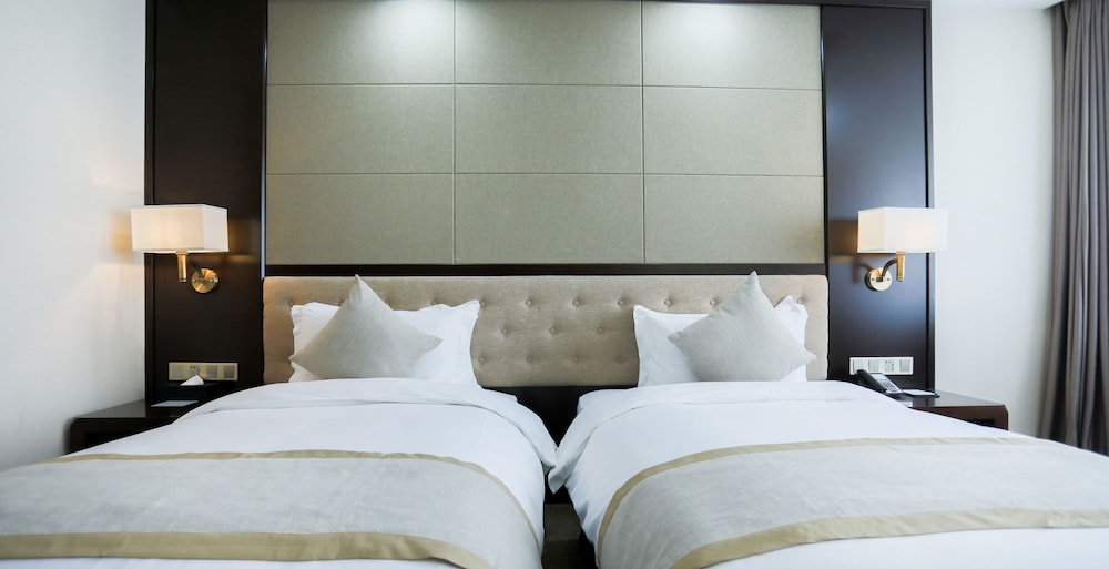 Hundred Hotel 15/60