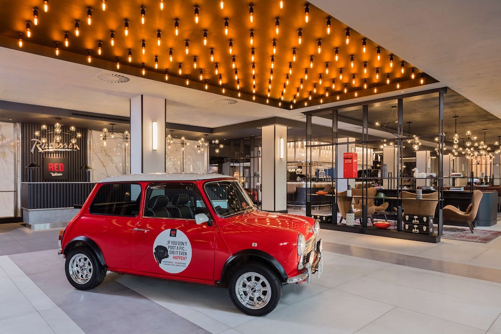 Radisson Red London Heathrow 40/64