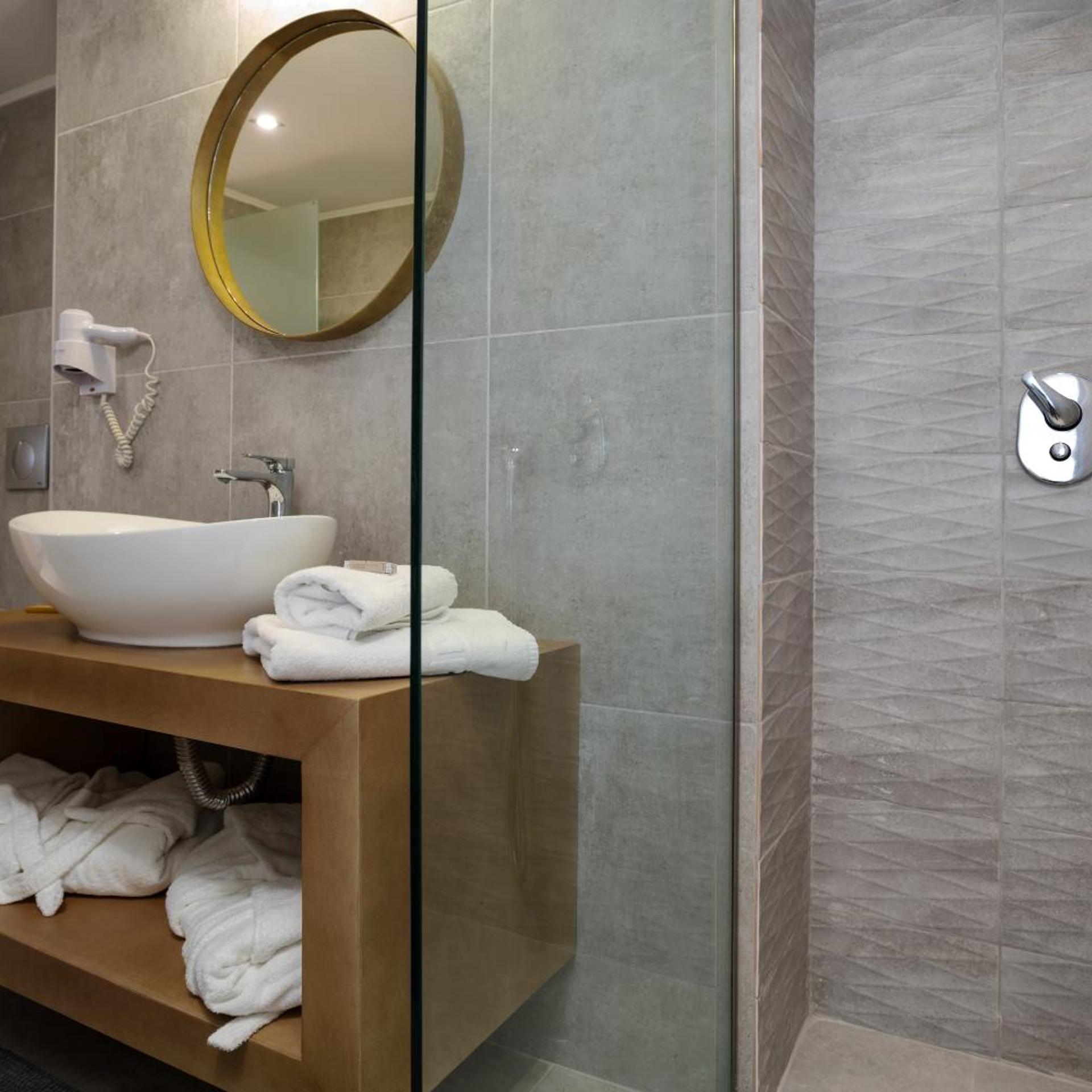 VenusHotel and Suites 48/50