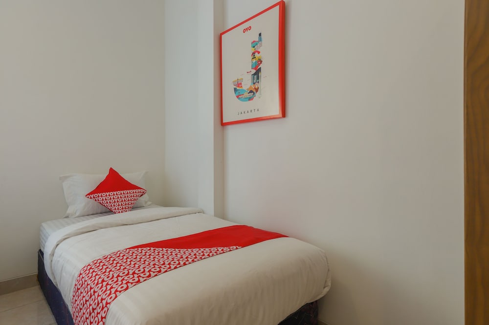 OYO 866 Idola Residence 13/27