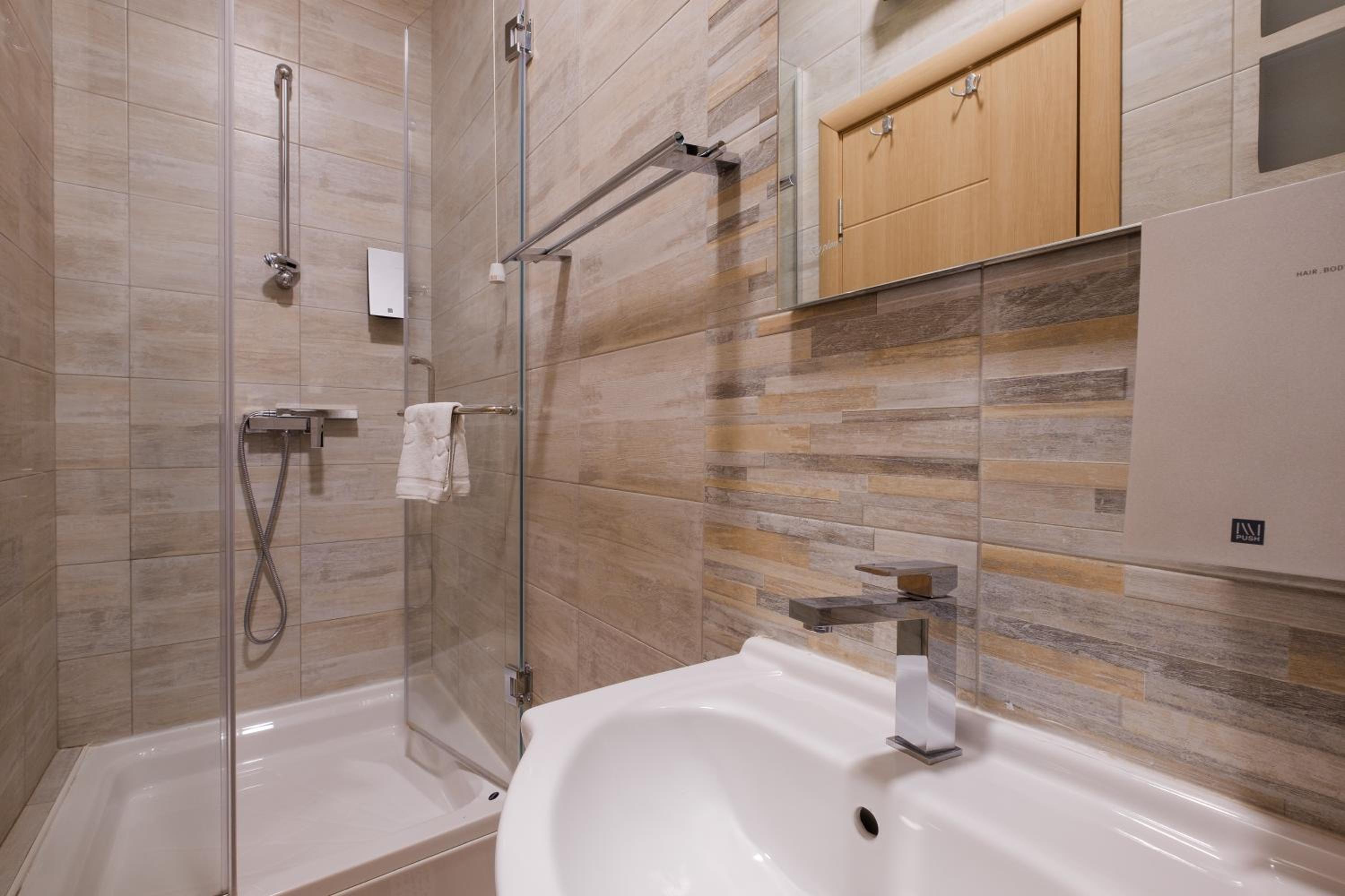 Airport Garni Hotel Belgrade 52/58