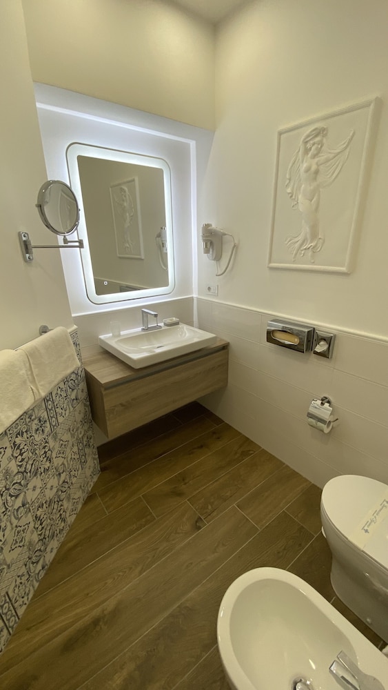 LUXURY, STUDIO, SUITE, QUEEN BED, POOL VIEW