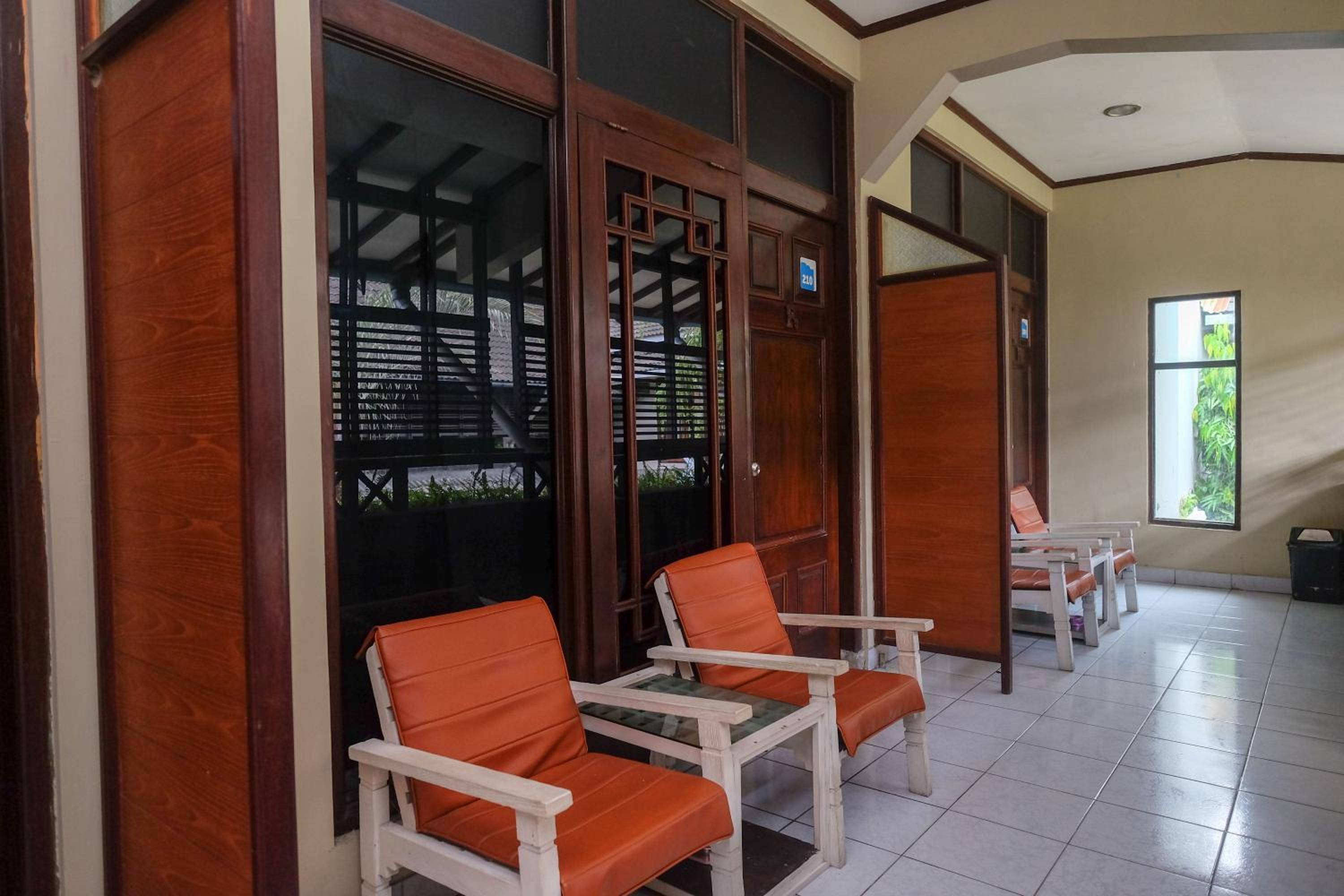 OYO 3778 Hotel Wisnugraha Syariah 30/50