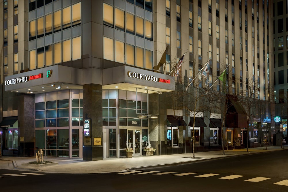 Courtyard Chicago Downtown/Magnificent Mile 1/63