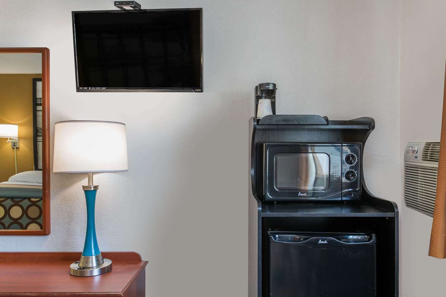 Super 8 By Wyndham Greensboro/Coliseum/Conv. 13/19