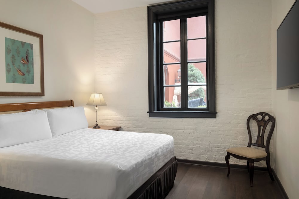 2 BEDROOMS, SUITE