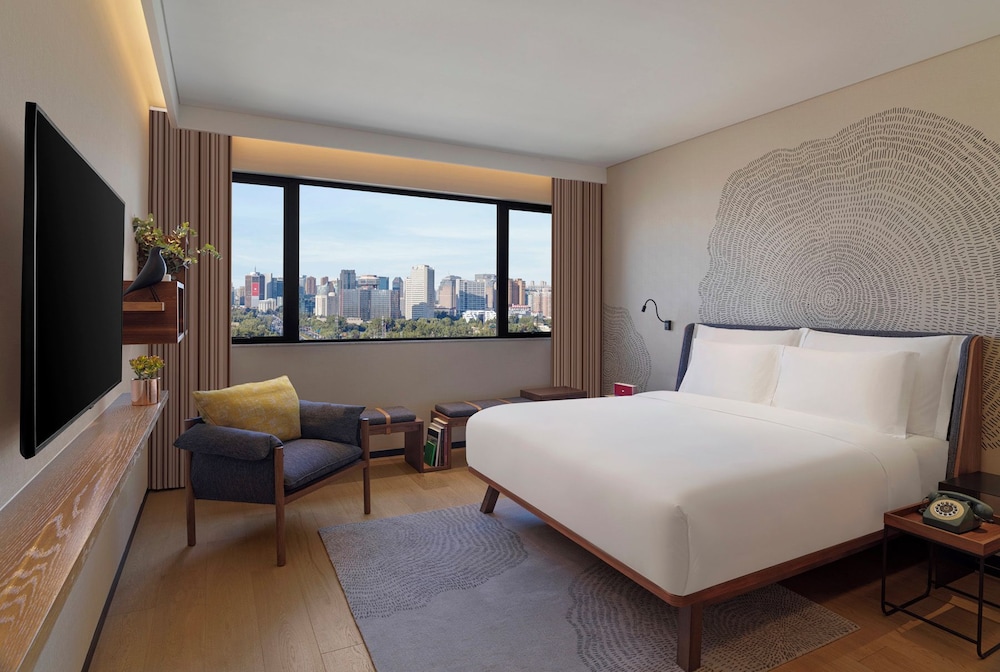 Hollywood, King Bed, City View