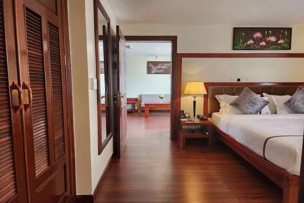 EXECUTIVE, SUITE, KING BED