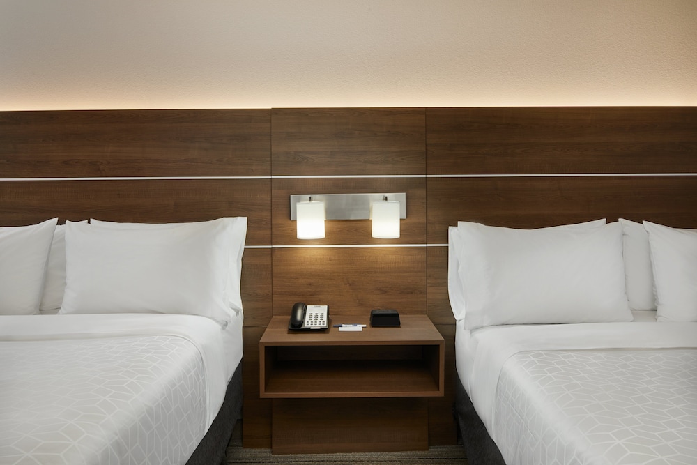 Holiday Inn Express Hotel and Suites Pensacola West-Navy Base 19/48
