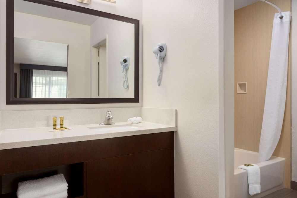 Days Inn & Suites By Wyndham Anaheim At Disneyland Park 19/44