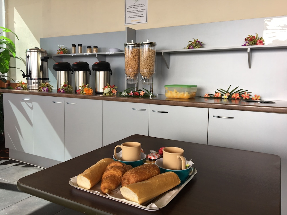 Tahiti Airport Motel 52/64