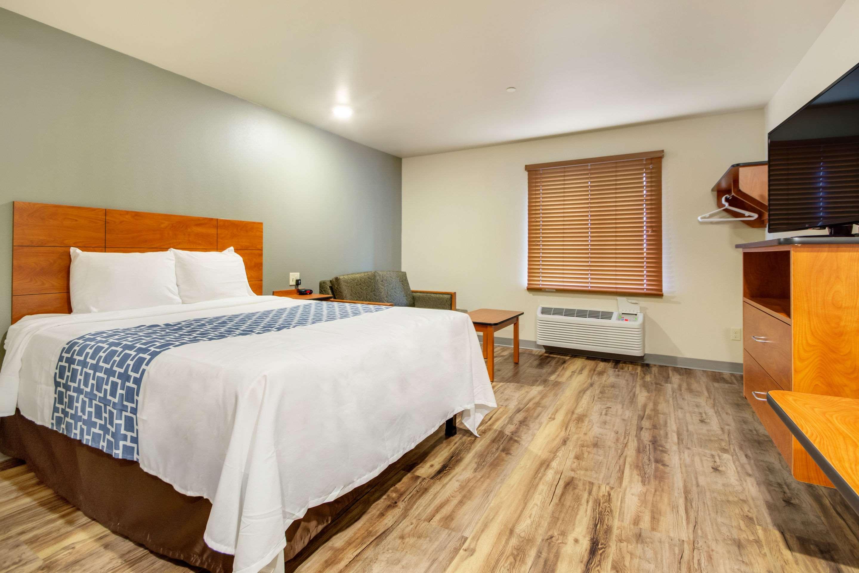 Efficiency, Suite, Queen Bed