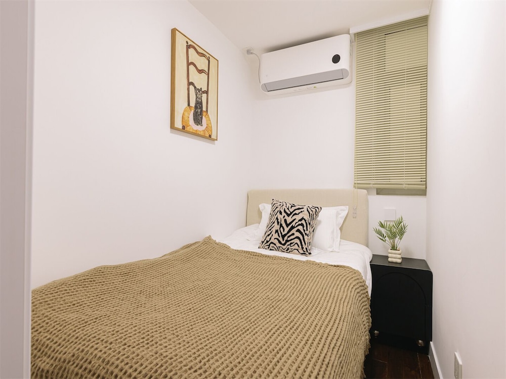 4 Bedrooms, Senior, Apartment, Futon Bed, 2 Queen Beds, City View, Bathtub، Book and Bed-People's Square 5/10