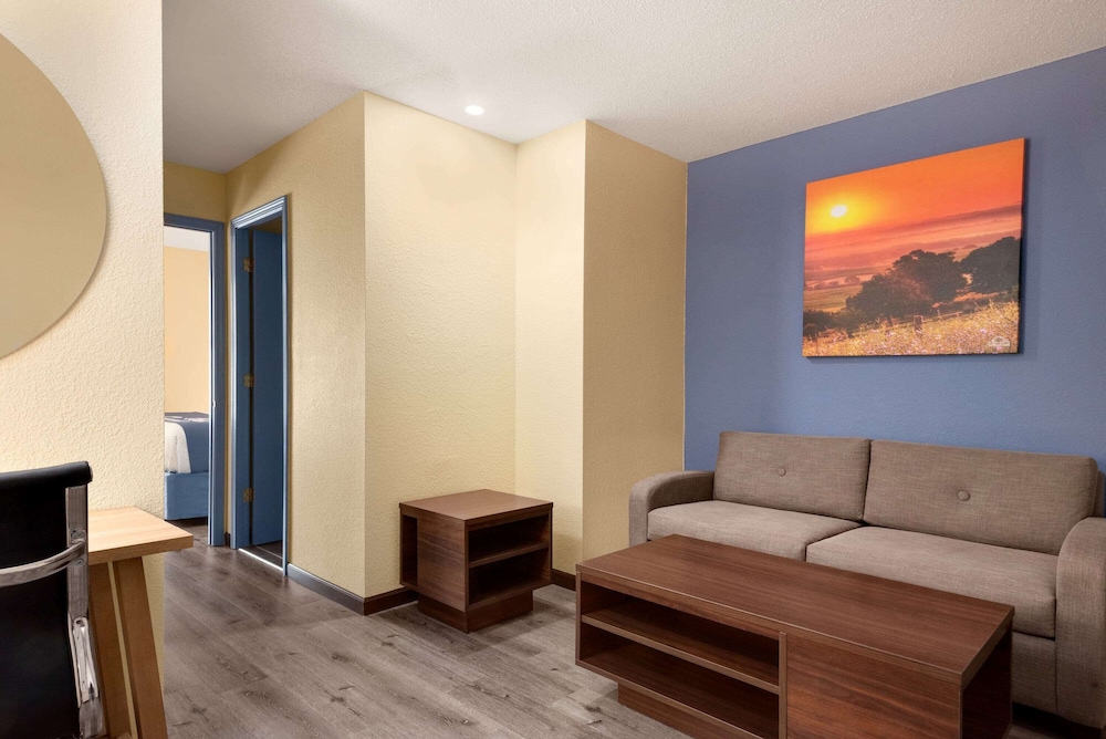 Days Inn and Suites by Wyndham Merrillville 14/28