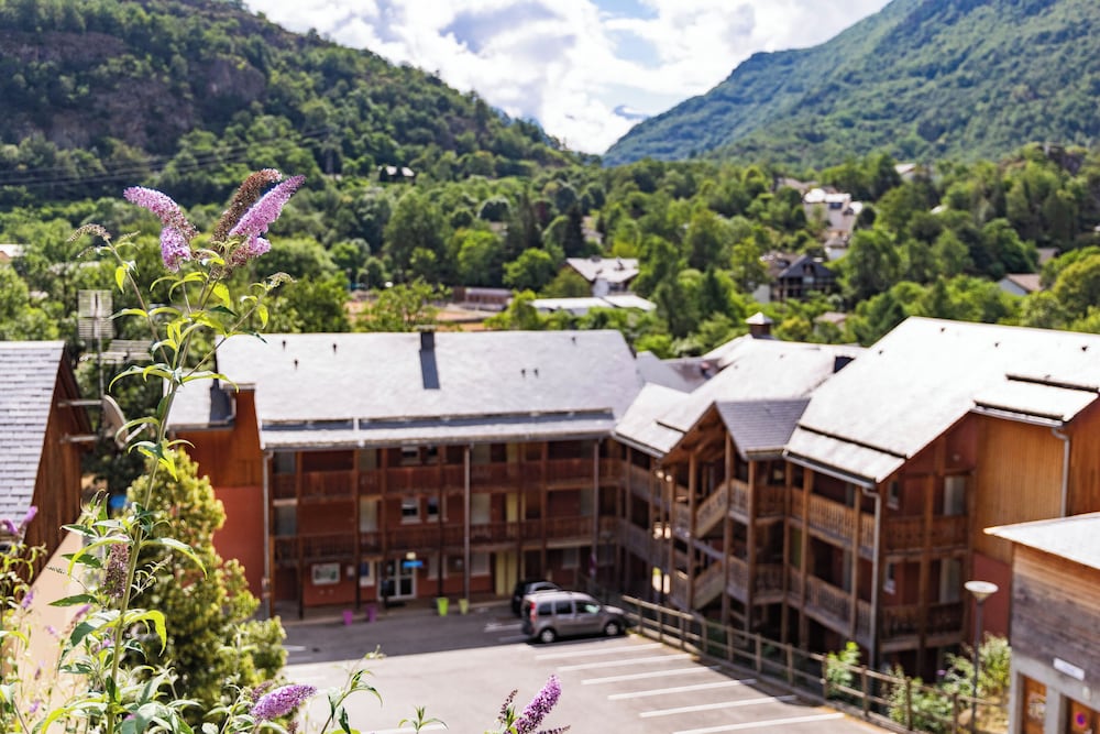 DOMAINE DE LA VALLÉE D´AX 7/63