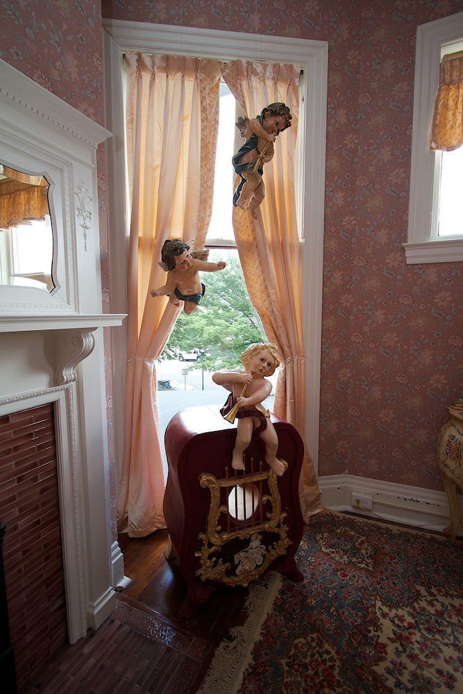 Hassinger Daniels Mansion Bed and Breakfast 30/50