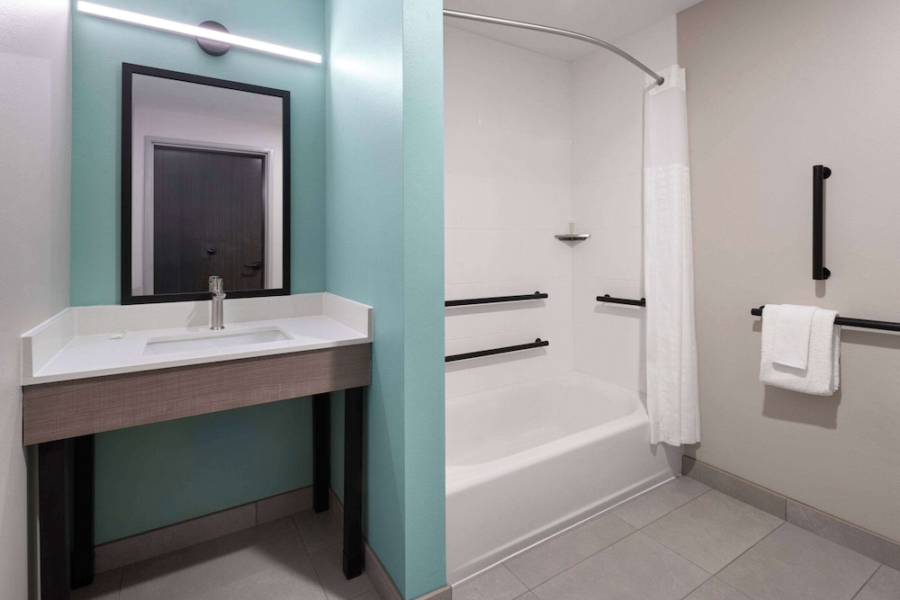 ECHO Suites Extended Stay by Wyndham Richmond West 47/49