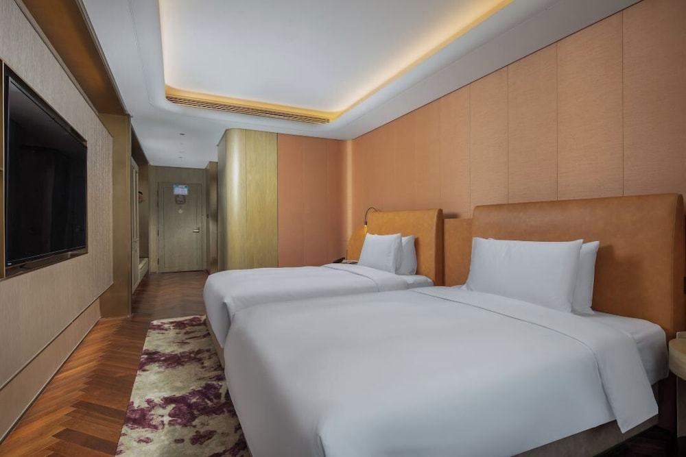 DELUXE, TWIN BEDS, CITY VIEW