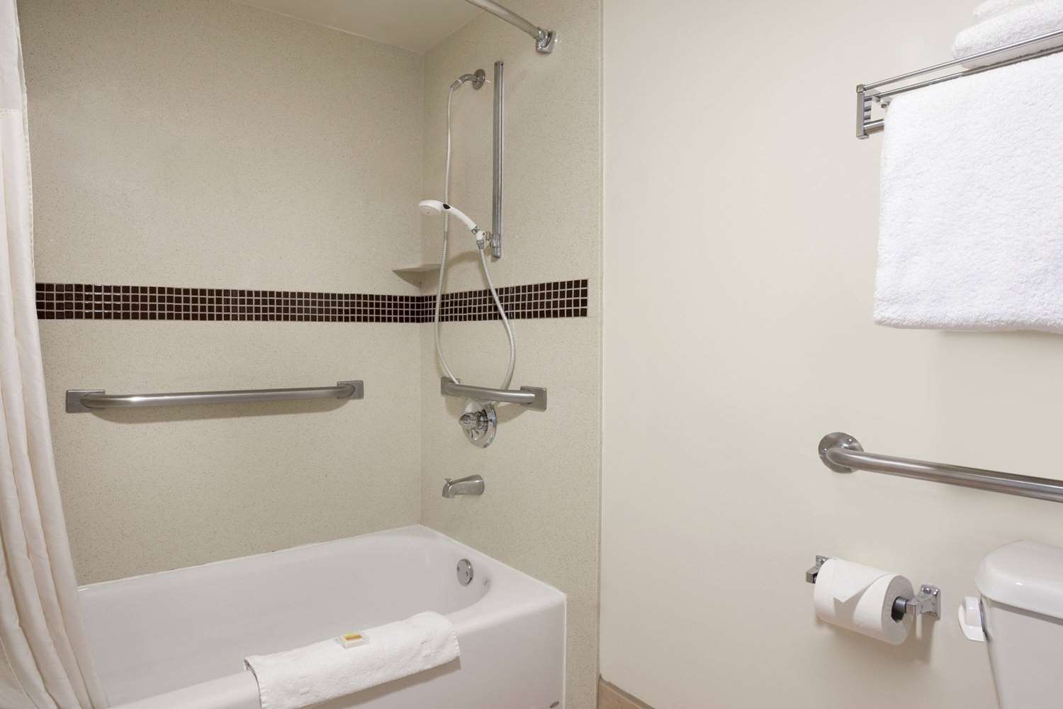 Days Inn & Suites by Wyndham Rancho Cordova 17/19