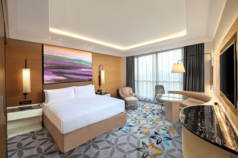 DELUXE, KING BED