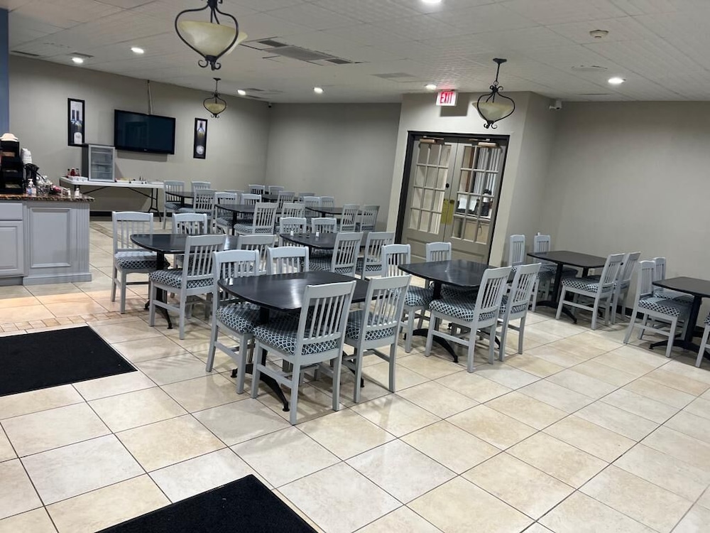 Baymont Inn and Suites by Wyndham Farmington, MO 46/62
