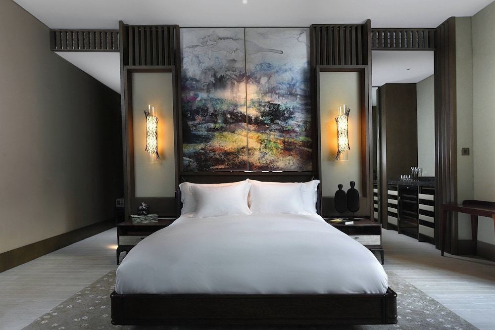 DELUXE, KING BED, WITH VIEW, CORNER