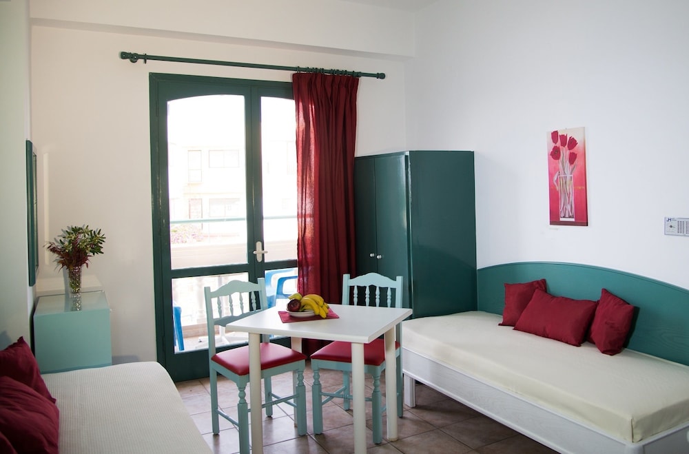 THEONI APARTMENTS 19/63
