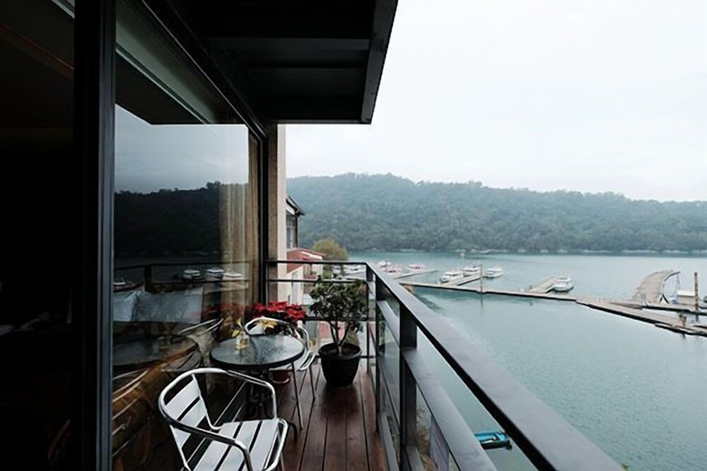 Lake View Hotel 37/47