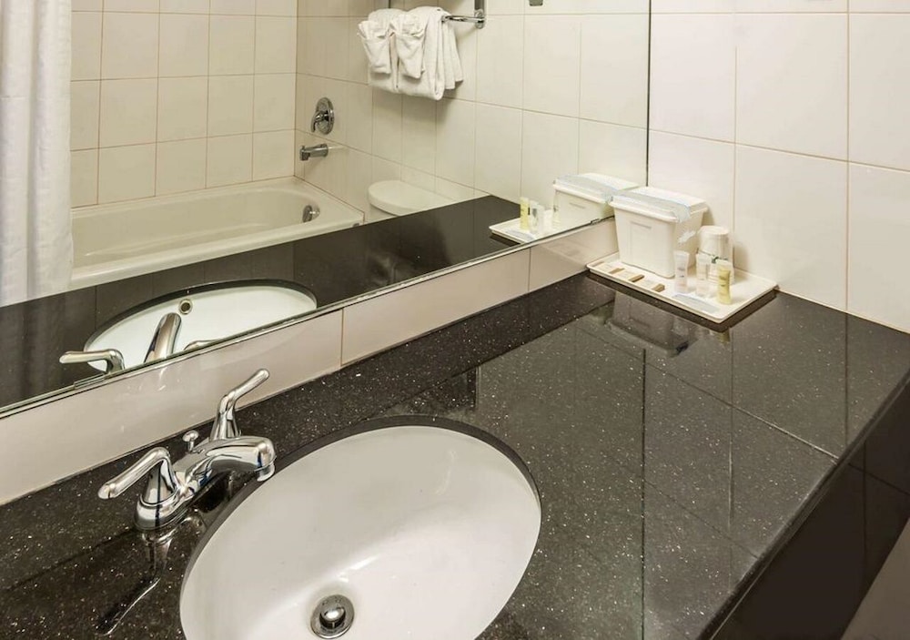 Howard Johnson Hotel Edmonton AB 13/30