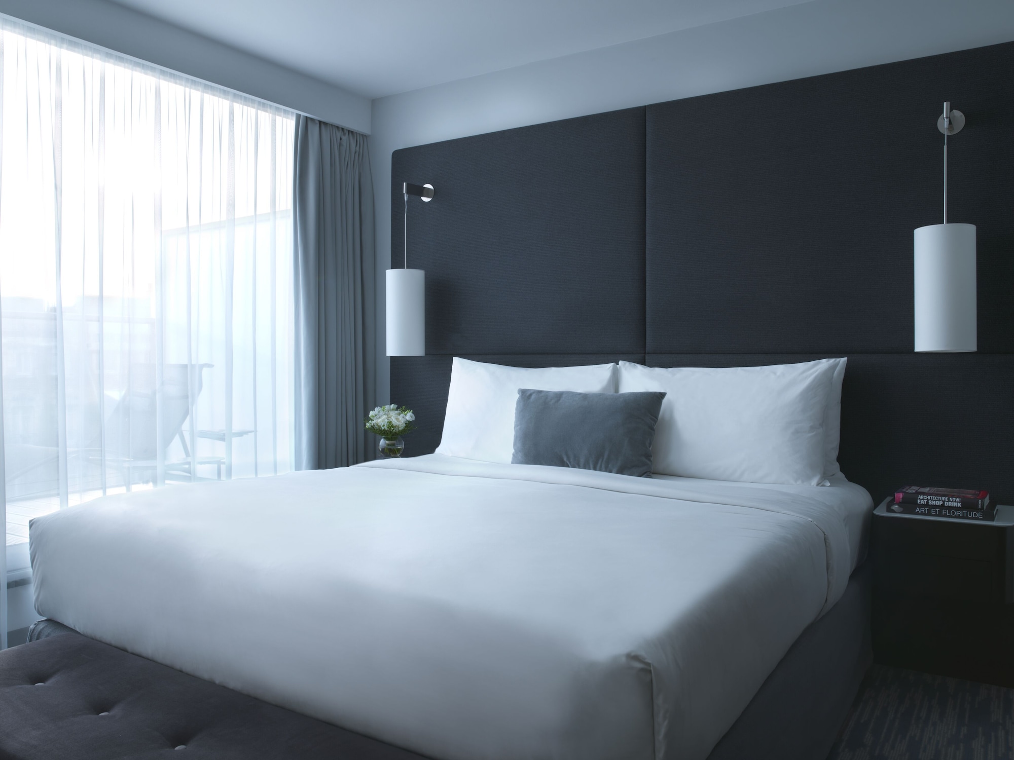 غرفة بسرير كينج بشرفة بإطلالة، Renaissance Paris Arc de Triomphe Hotel 3/10