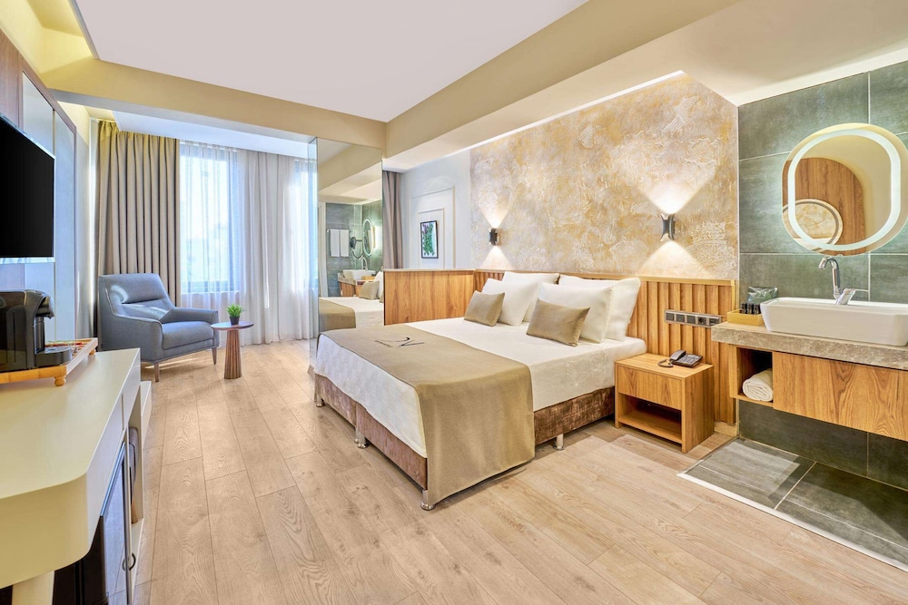 Der Inn Hotel Lara 40/58