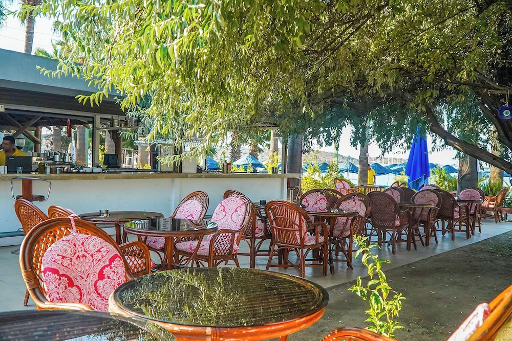Nagi Beach Hotel 44/70