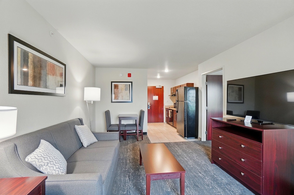 Cobblestone Hotel & Suites - Russells Point at Indian Lake 24/50