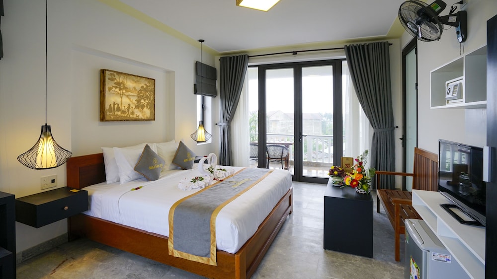 DELUXE, DOUBLE BED, POOL VIEW