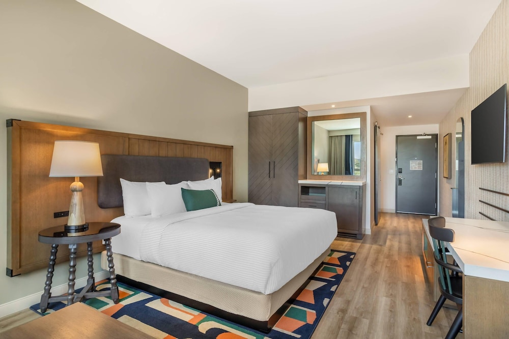 Room, King Bed, Pool View