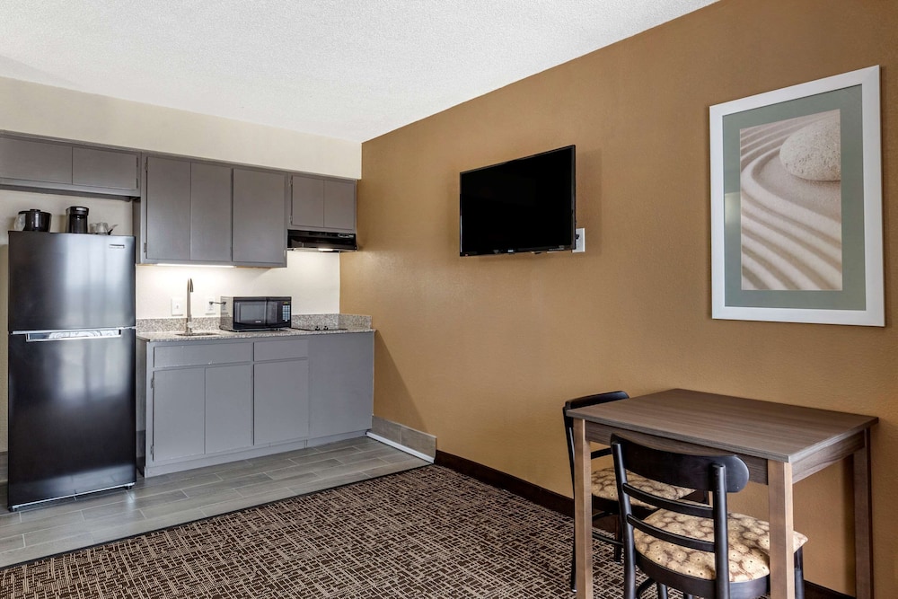 Quality Inn & Suites Spring Lake - Fayetteville near Fort Bragg 21/41