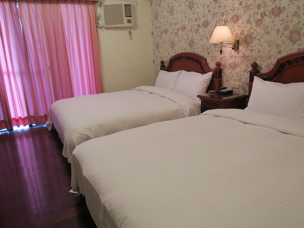 Champagne Hotel 7/36